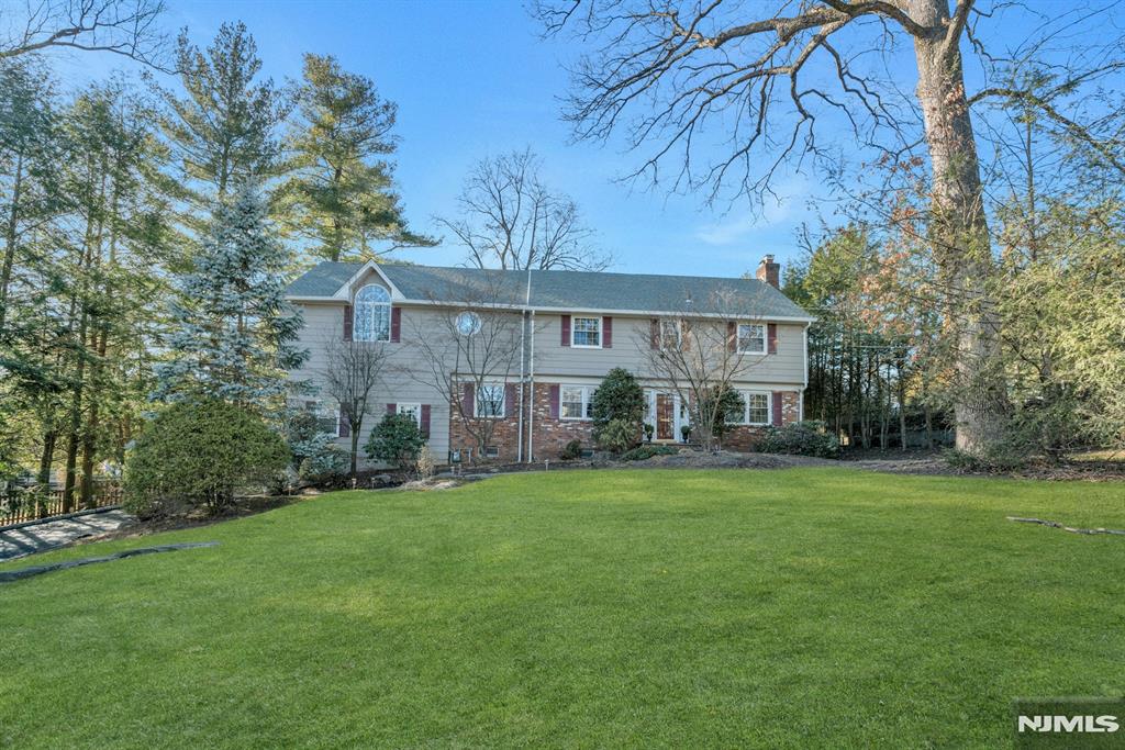 122 Crest Road, Ridgewood, New Jersey - 5 Bedrooms  
4 Bathrooms  
11 Rooms - 