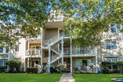 Photo of 212 Larch Ln, Mahwah, NJ 07430 (MLS # 25041127)