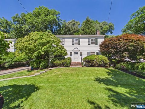 Photo of 318 Beechwood Road, Ridgewood Village, NJ 07450 (MLS # 26019262)