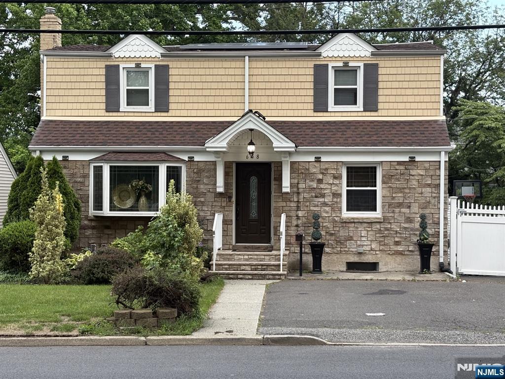 Main image without alt text