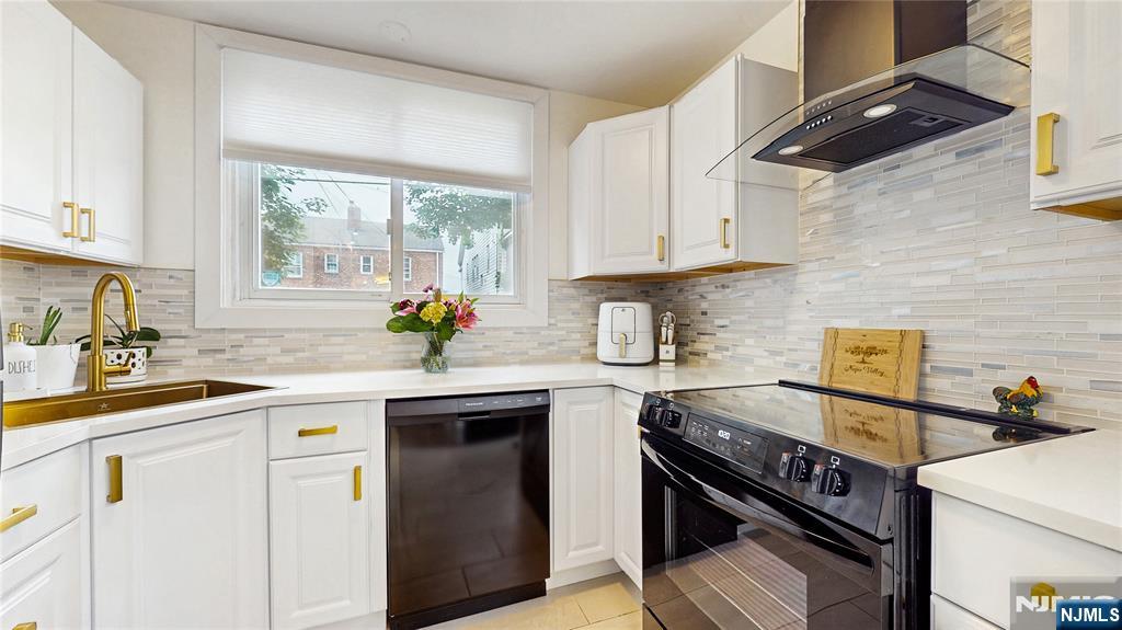 351 Tremont Avenue, East Orange, New Jersey - 3 Bedrooms  
2 Bathrooms  
8 Rooms - 