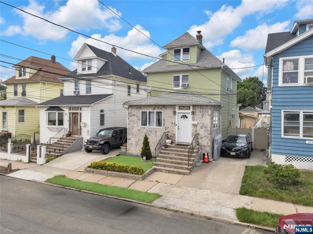 Photo of 269271 18th Avenue, Paterson, NJ 07504 (MLS # 26018259)