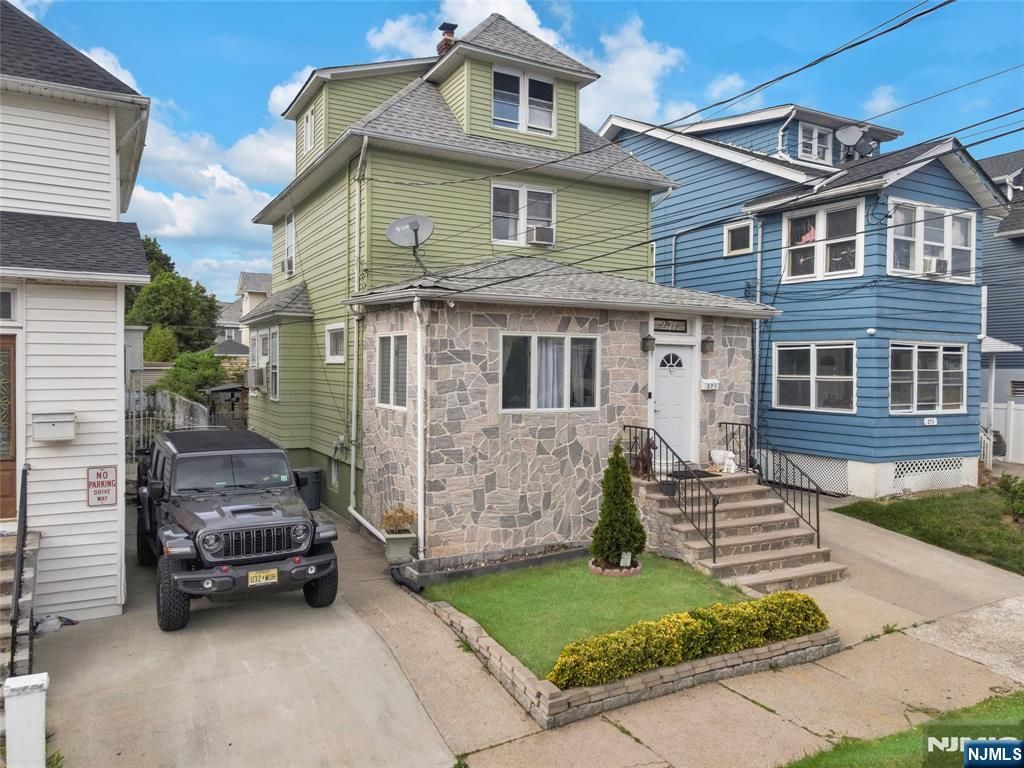 Photo of 269271 18th Avenue, Paterson, NJ 07504 (MLS # 26018259)