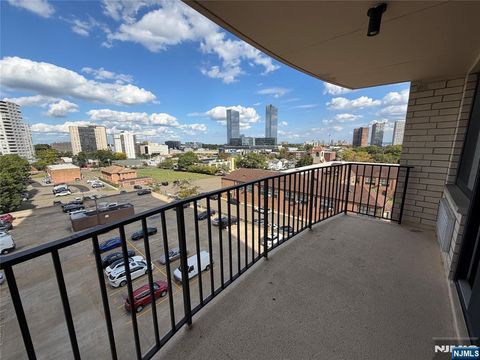 Photo of 1590 Anderson Ave #7F, Fort Lee, NJ 07024 (MLS # 25034768)