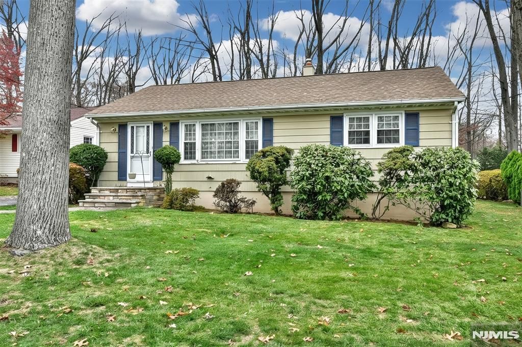 Photo of 61 Mackay Avenue, Waldwick, NJ 07463 (MLS # 25040710)