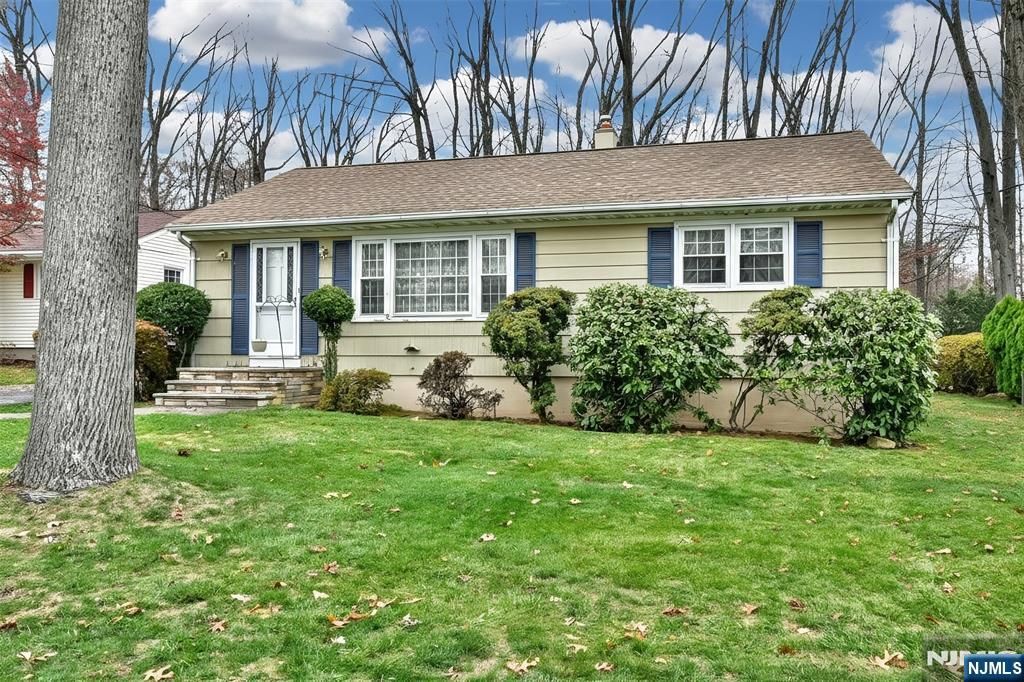 Photo of 61 Mackay Avenue, Waldwick, NJ 07463 (MLS # 25040710)