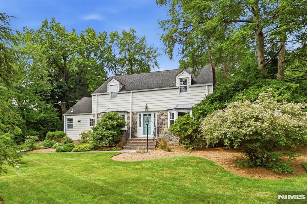 Photo of 419 Sicomac Avenue, Wyckoff, NJ 07481 (MLS # 26025579)