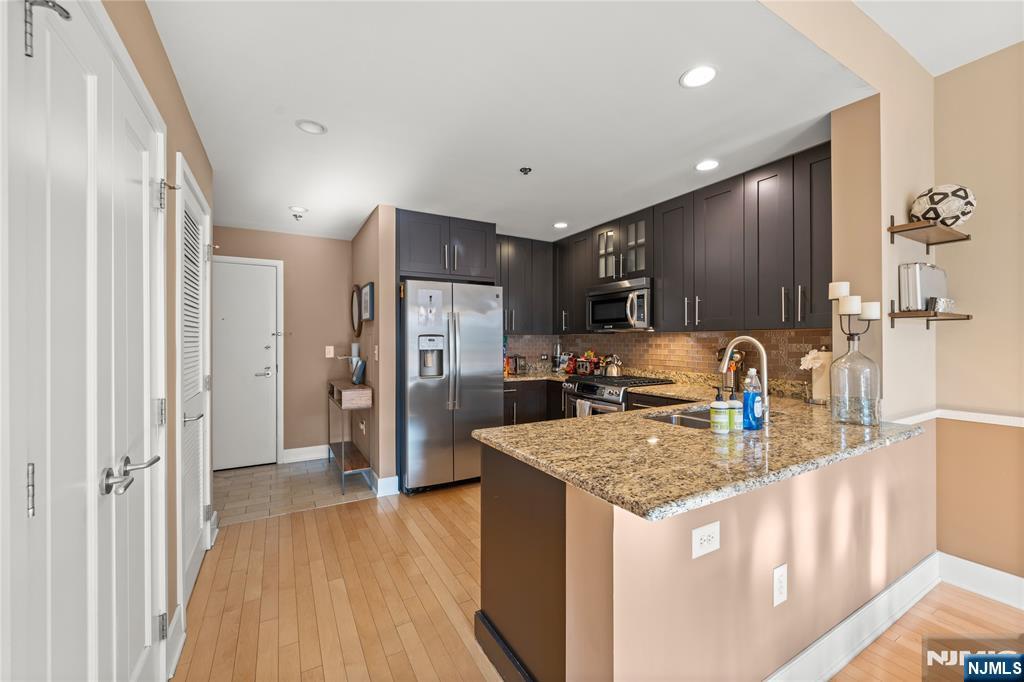 1125 Maxwell Lane 424