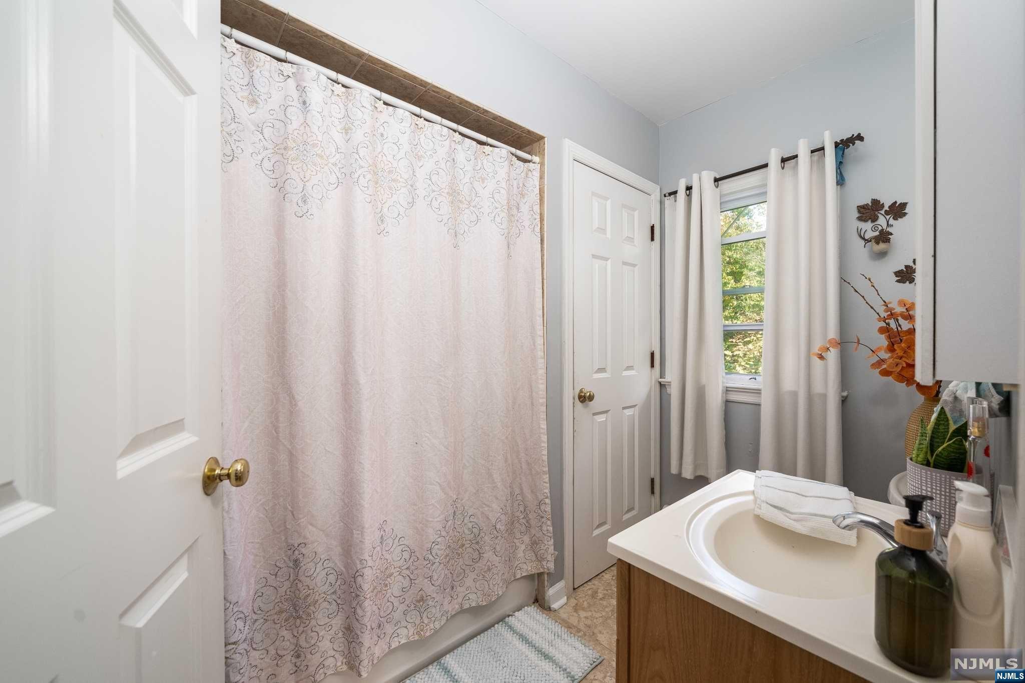 Englewood, New Jersey 07631, United States, 4 Bedrooms Bedrooms, ,2 BathroomsBathrooms,Residential,Pending,40150