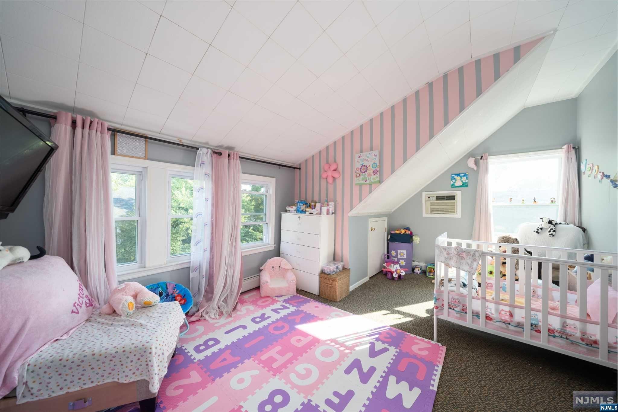 Englewood, New Jersey 07631, United States, 4 Bedrooms Bedrooms, ,2 BathroomsBathrooms,Residential,Pending,40150