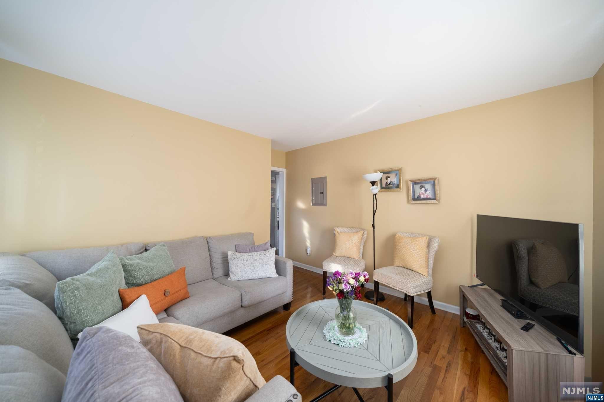 Englewood, New Jersey 07631, United States, 4 Bedrooms Bedrooms, ,2 BathroomsBathrooms,Residential,Pending,40150