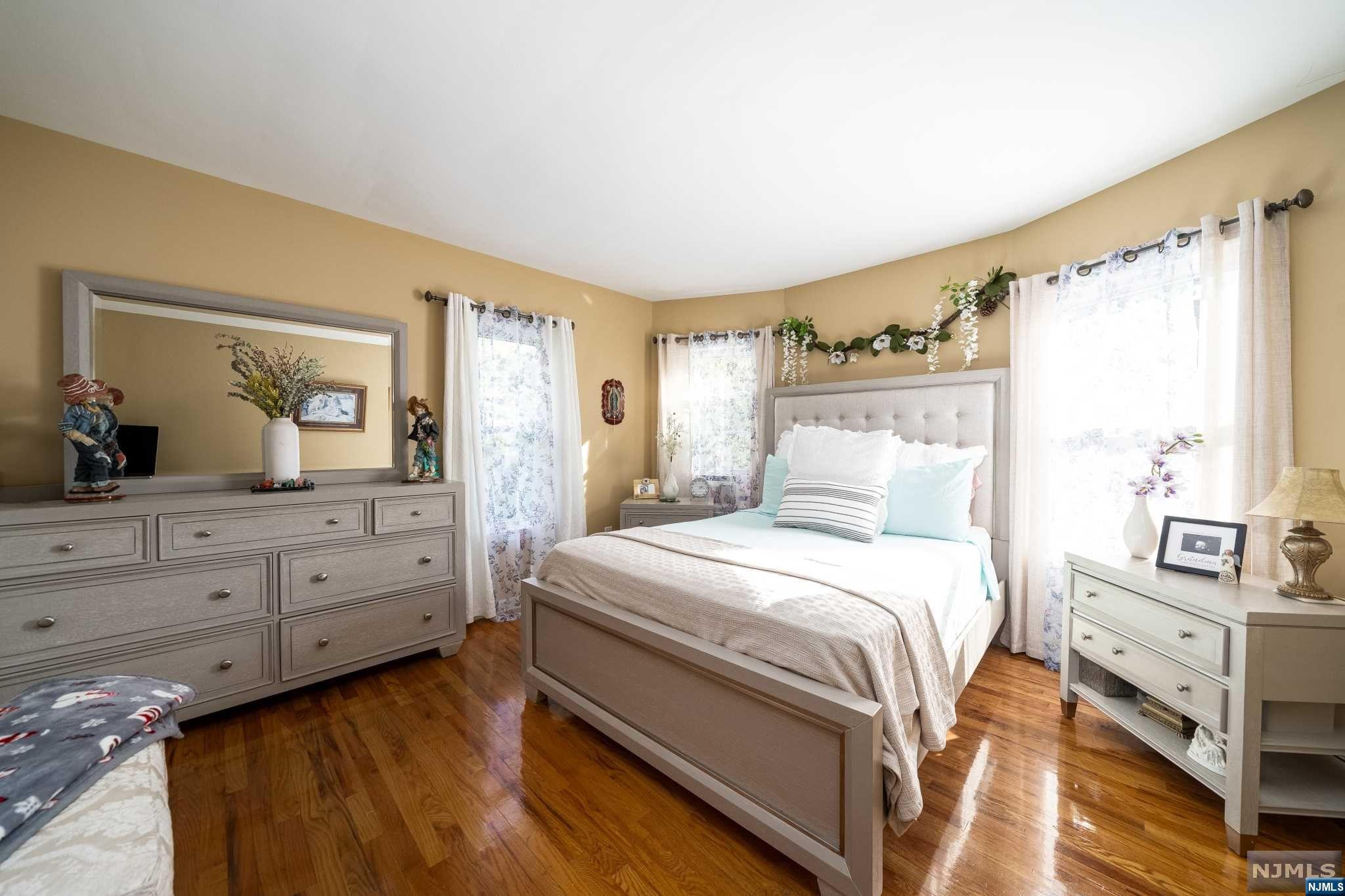 Englewood, New Jersey 07631, United States, 4 Bedrooms Bedrooms, ,2 BathroomsBathrooms,Residential,Pending,40150