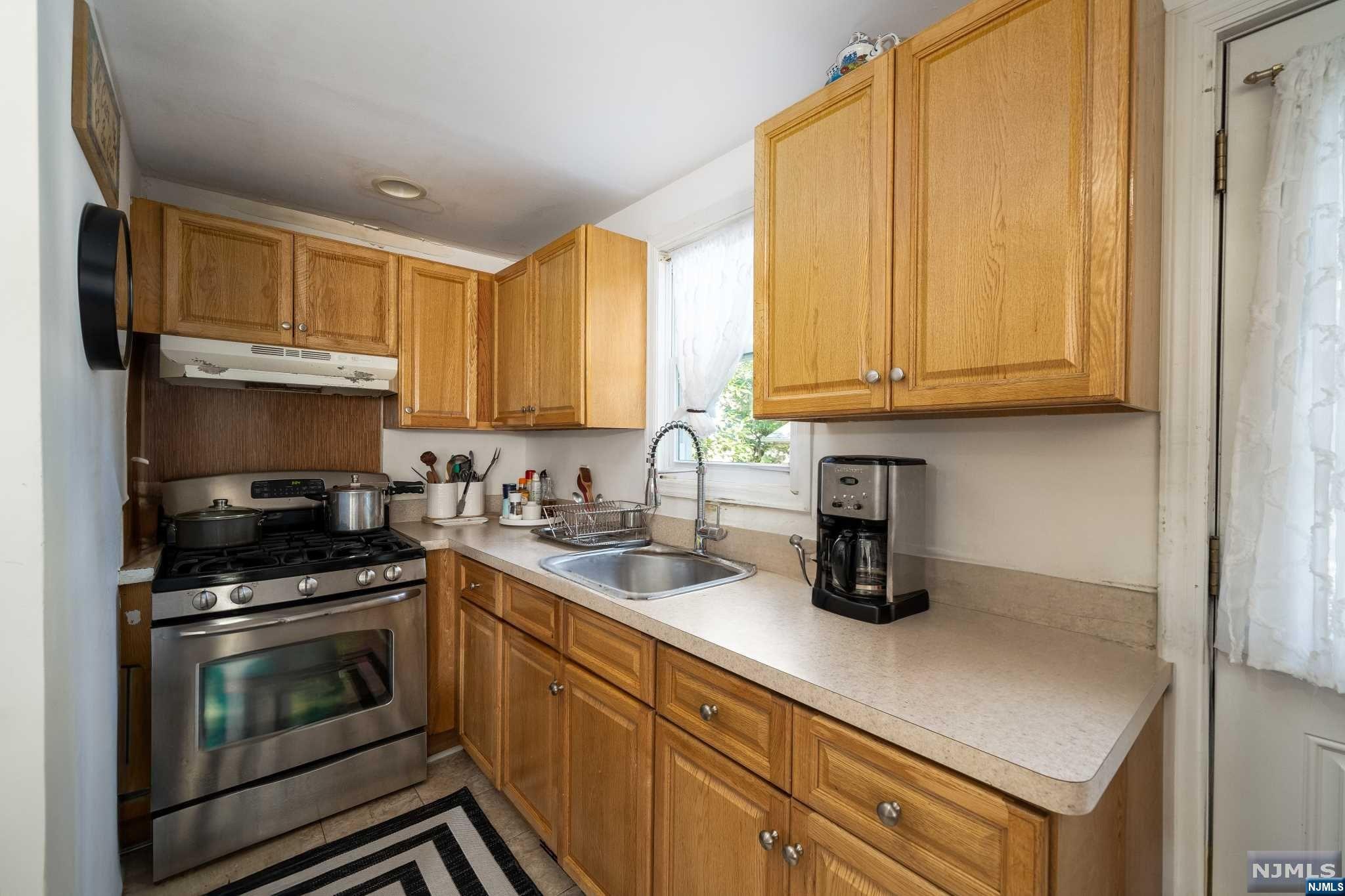 Englewood, New Jersey 07631, United States, 4 Bedrooms Bedrooms, ,2 BathroomsBathrooms,Residential,Pending,40150