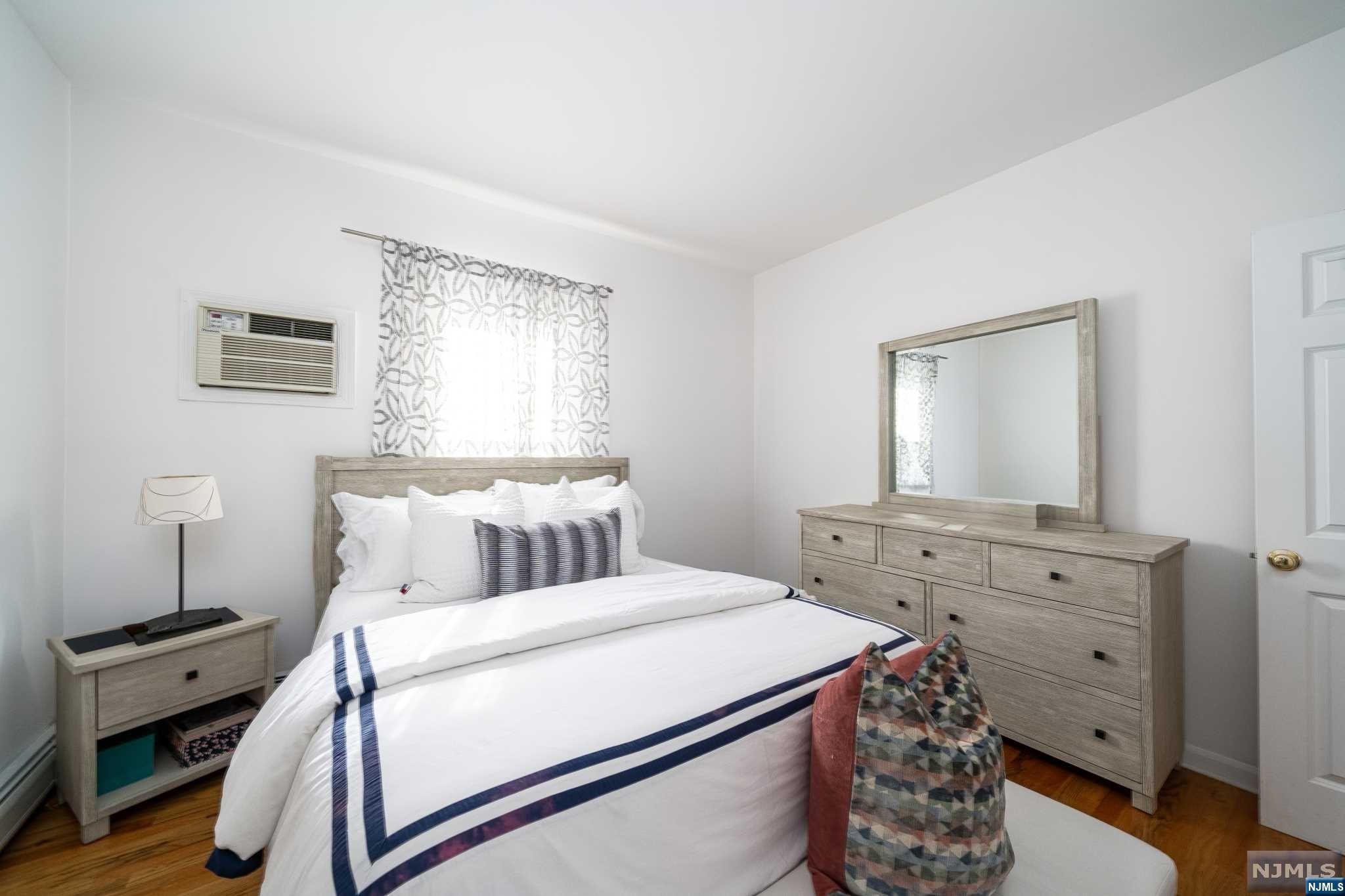 Englewood, New Jersey 07631, United States, 4 Bedrooms Bedrooms, ,2 BathroomsBathrooms,Residential,Pending,40150