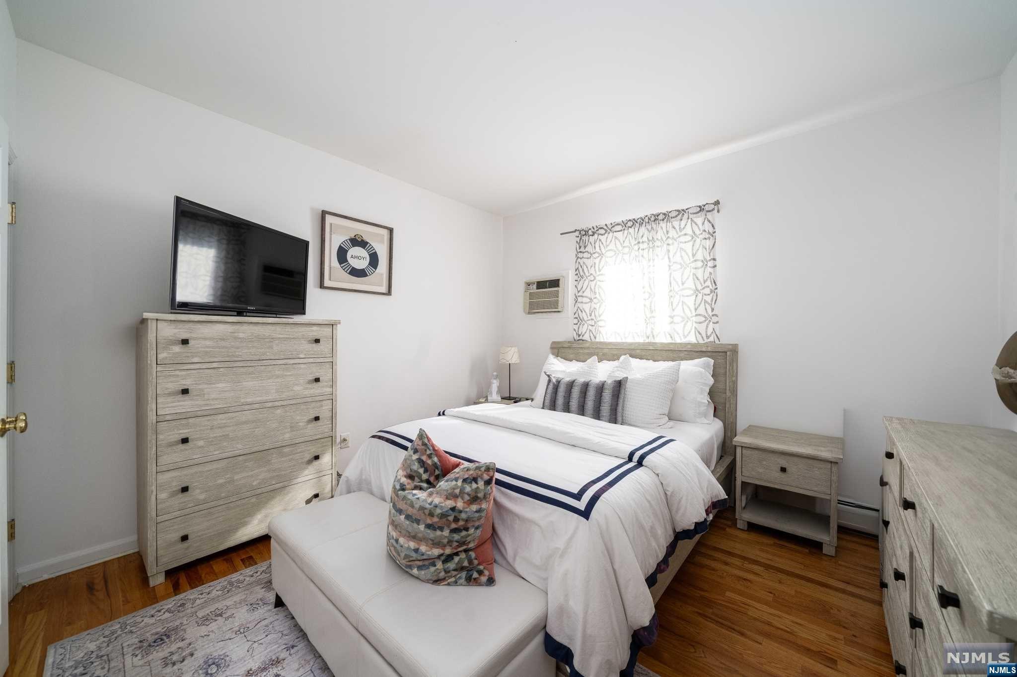 Englewood, New Jersey 07631, United States, 4 Bedrooms Bedrooms, ,2 BathroomsBathrooms,Residential,Pending,40150