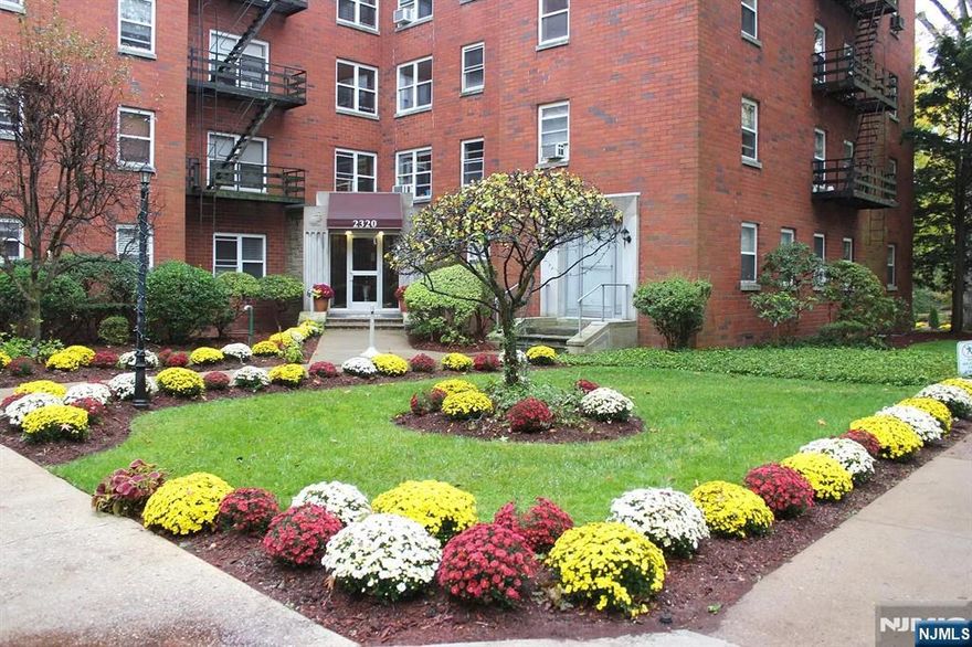 Welcome to this spacious 1 Bedroom unit at the Bella Vista. Hardwood floors throughout the unit, ample closet space. Full size bathroom and Kitchen , Laundry in building . This is an absolute commuters dream with NJ Transit bus just in the front of the building complex, waking distance to shopping, restaurants . Make this your next home!
