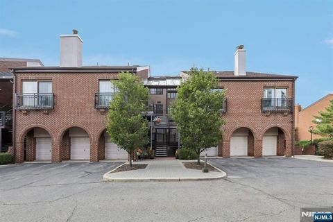 Photo of 5 Millay Ct, Teaneck, NJ 07666 (MLS # 25033240)