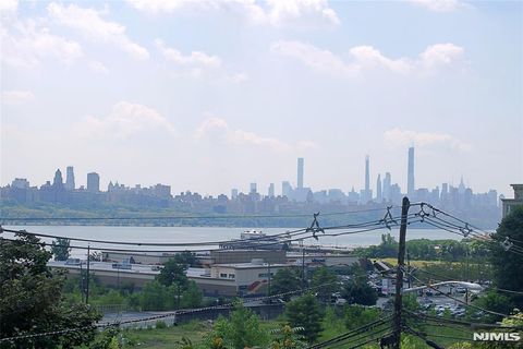 Photo of 154 Undercliff Ave #5, Edgewater, NJ 07020 (MLS # 25042176)