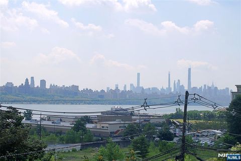 Photo of 154 Undercliff Ave #5, Edgewater, NJ 07020 (MLS # 25042176)