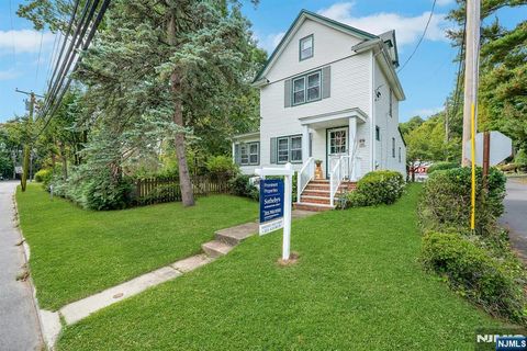 Photo of 61 Jefferson Avenue, Cresskill, NJ 07626 (MLS # 25026893)