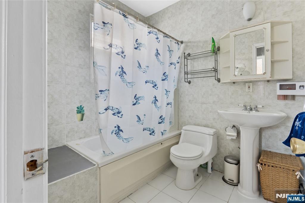 Property for Sale at 232 Centre Avenue, Secaucus, New Jersey - Bedrooms: 3 
Bathrooms: 3 
Rooms: 13  - $697,900