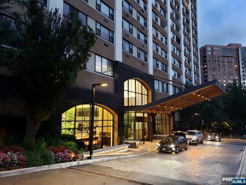 Photo of 250 Gorge Rd #18K, Cliffside Park, NJ 07010 (MLS # 25043152)