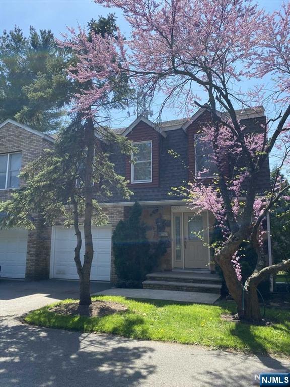 607 Grove St, Clifton, New Jersey - 3 Bedrooms  
3 Bathrooms  
6 Rooms - 
