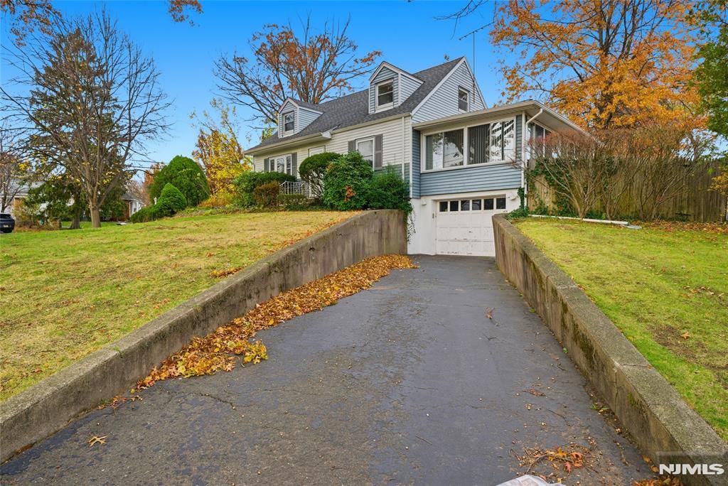 Photo of 165 Hebberd Avenue, Paramus, NJ 07652 (MLS # 25041007)