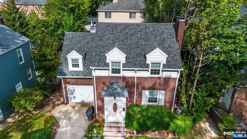 Photo of 829 Elizabeth Street, Ridgefield, NJ 07657 (MLS # 25035069)
