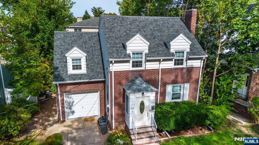 Photo of 829 Elizabeth Street, Ridgefield, NJ 07657 (MLS # 25035069)