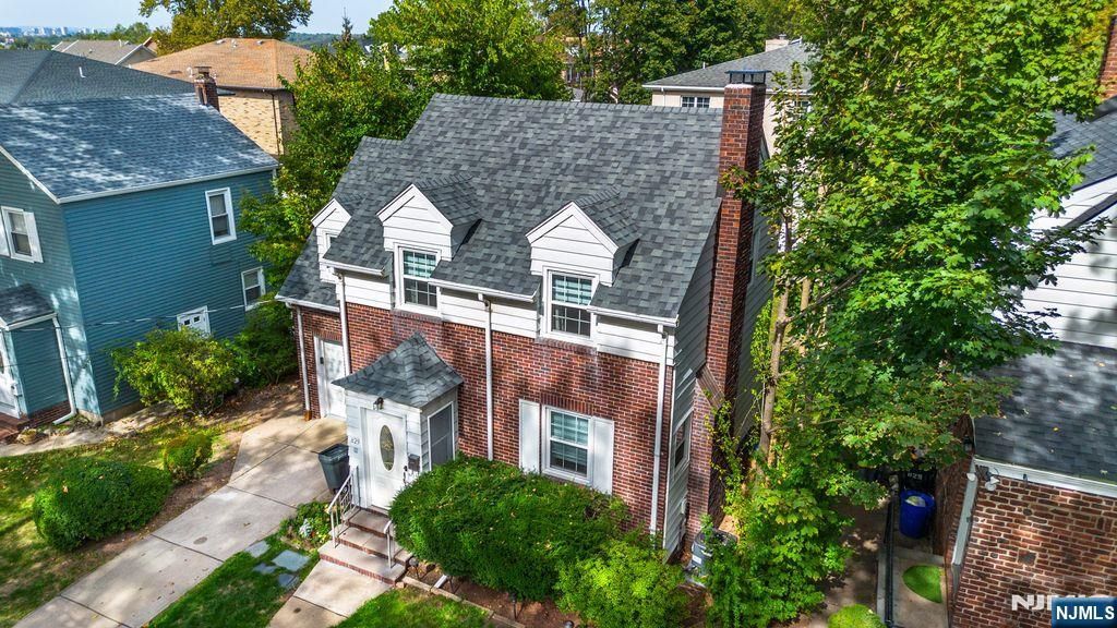 Photo of 829 Elizabeth Street, Ridgefield, NJ 07657 (MLS # 25035069)