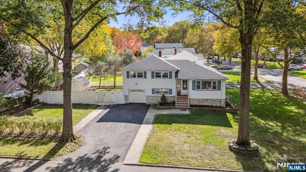 Photo of 8 Hall Road, Paramus, NJ 07652 (MLS # 25038304)