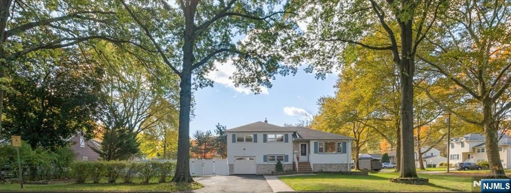 Photo of 8 Hall Road, Paramus, NJ 07652 (MLS # 25038304)