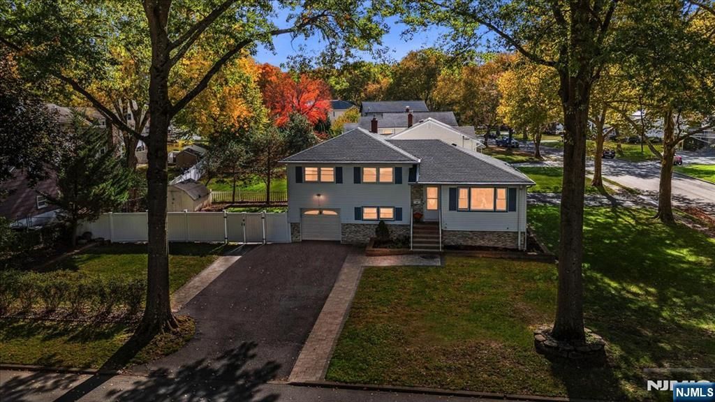 Photo of 8 Hall Road, Paramus, NJ 07652 (MLS # 25038304)