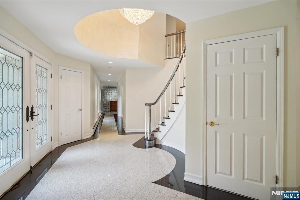 Photo of 425 Saddle Back Trail, Franklin Lakes, NJ 07417 (MLS # 25013654)