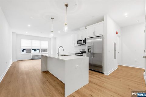 Photo of 74 Clarendon Pl #302, Hackensack, NJ 07601 (MLS # 26002452)