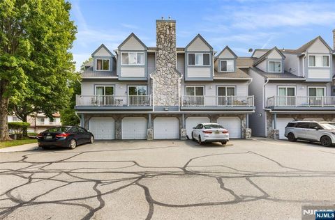 Photo of 5 Garden Court, Roxbury Township, NJ 07876 (MLS # 26024865)
