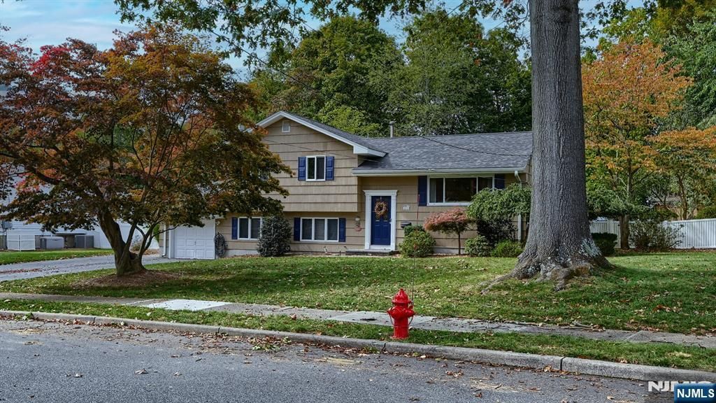 Photo of 21 Cardinal Drive, Oakland, NJ 07436 (MLS # 25036700)