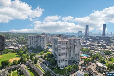 Photo of 2000 Linwood Avenue #11A, Fort Lee, NJ 07024 (MLS # 26019252)