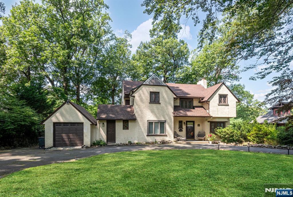 Property for Sale at 56 Malcolm Road, Mahwah, New Jersey - Bedrooms: 4 
Bathrooms: 4 
Rooms: 10  - $1,199,000