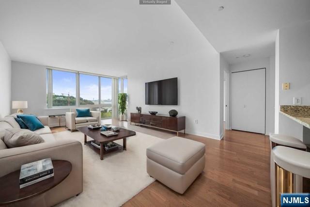 1710 Hudson Park, Edgewater, New Jersey - 2 Bedrooms  
2 Bathrooms  
4 Rooms - 