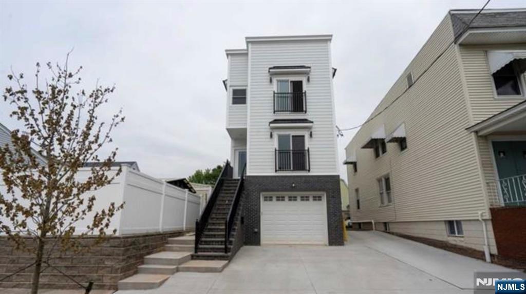 704 Warren 2, Harrison, New Jersey - 2 Bedrooms  
2 Bathrooms  
5 Rooms - 