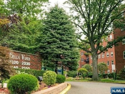 Photo of 2350 Linwood Ave #2H, Fort Lee, NJ 07024 (MLS # 26016512)