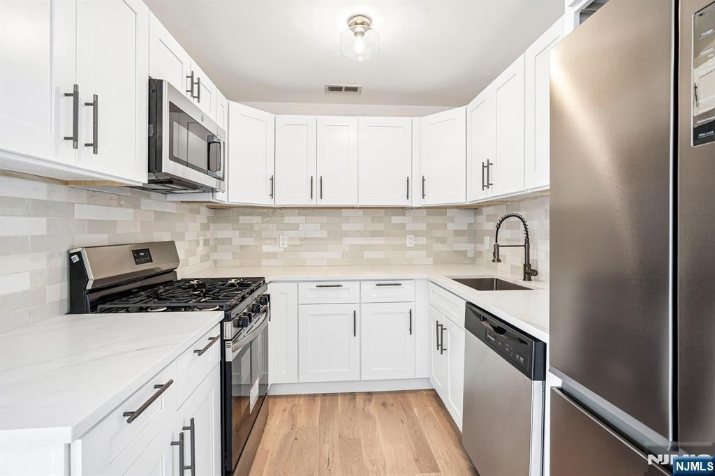 300 Schuyler Avenue 16