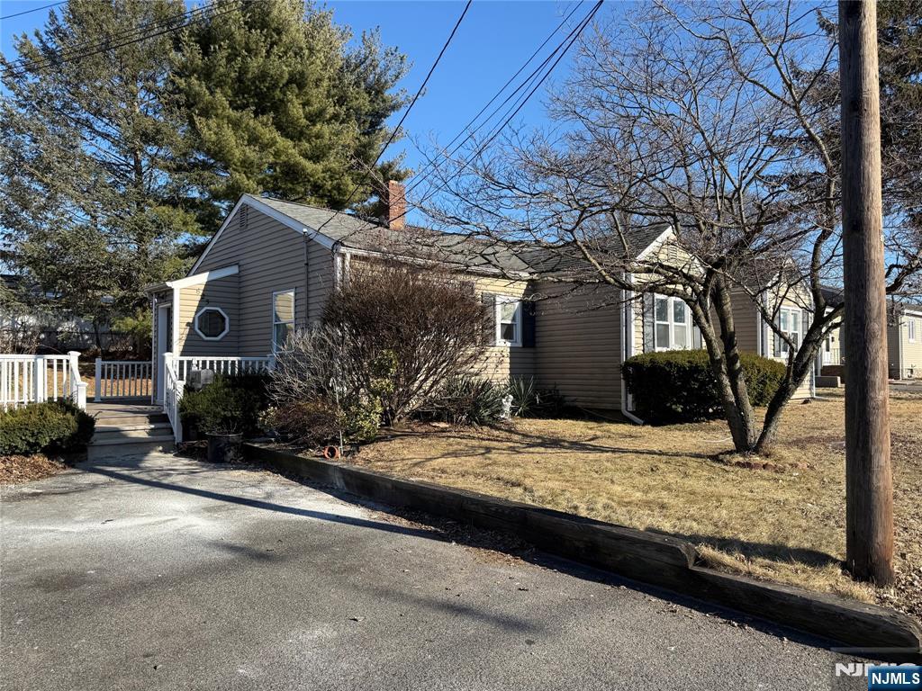 625 Mola, Elmwood Park, New Jersey - 2 Bedrooms  
1 Bathrooms  
5 Rooms - 