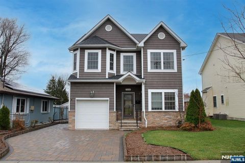 Photo of 134 Beech Street, Woodbridge, NJ 08863 (MLS # 25041734)