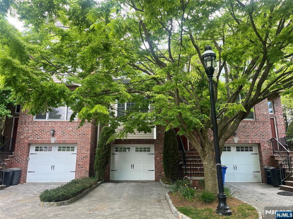 14 Cobblestone Way, Tenafly, New Jersey - 3 Bedrooms  
4 Bathrooms  
8 Rooms - 