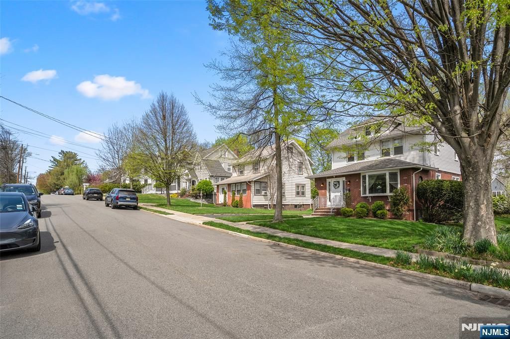 Photo of 77 Oakdene Avenue, Teaneck, NJ 07666 (MLS # 26013202)