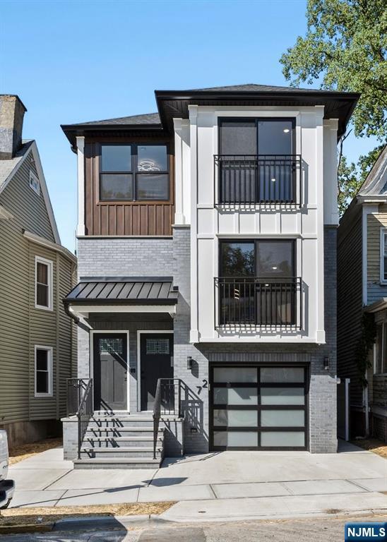 Property for Sale at 72 Hamilton Street, East Orange, New Jersey - Bedrooms: 6 
Bathrooms: 5 
Rooms: 16  - $899,000
