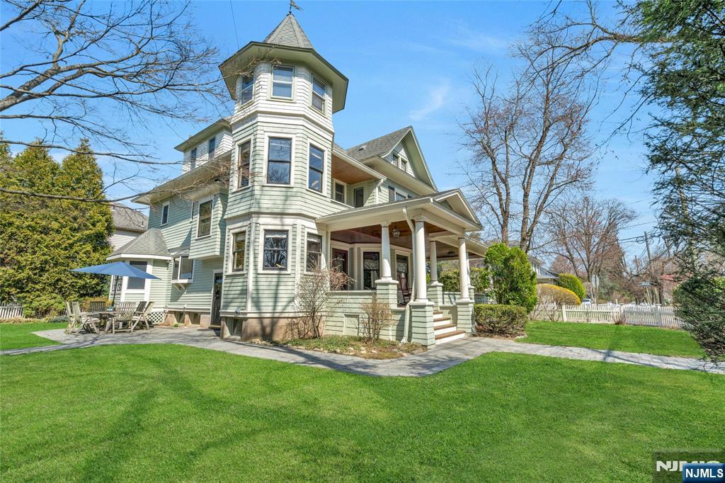 321 Hollywood Avenue